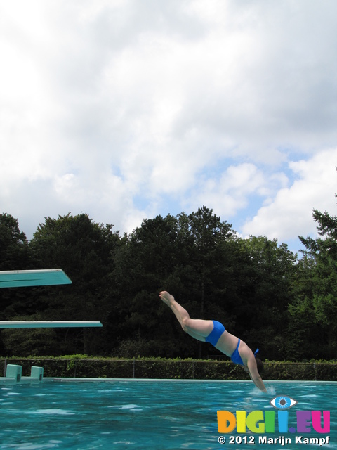SX24145 Jenni diving into pool